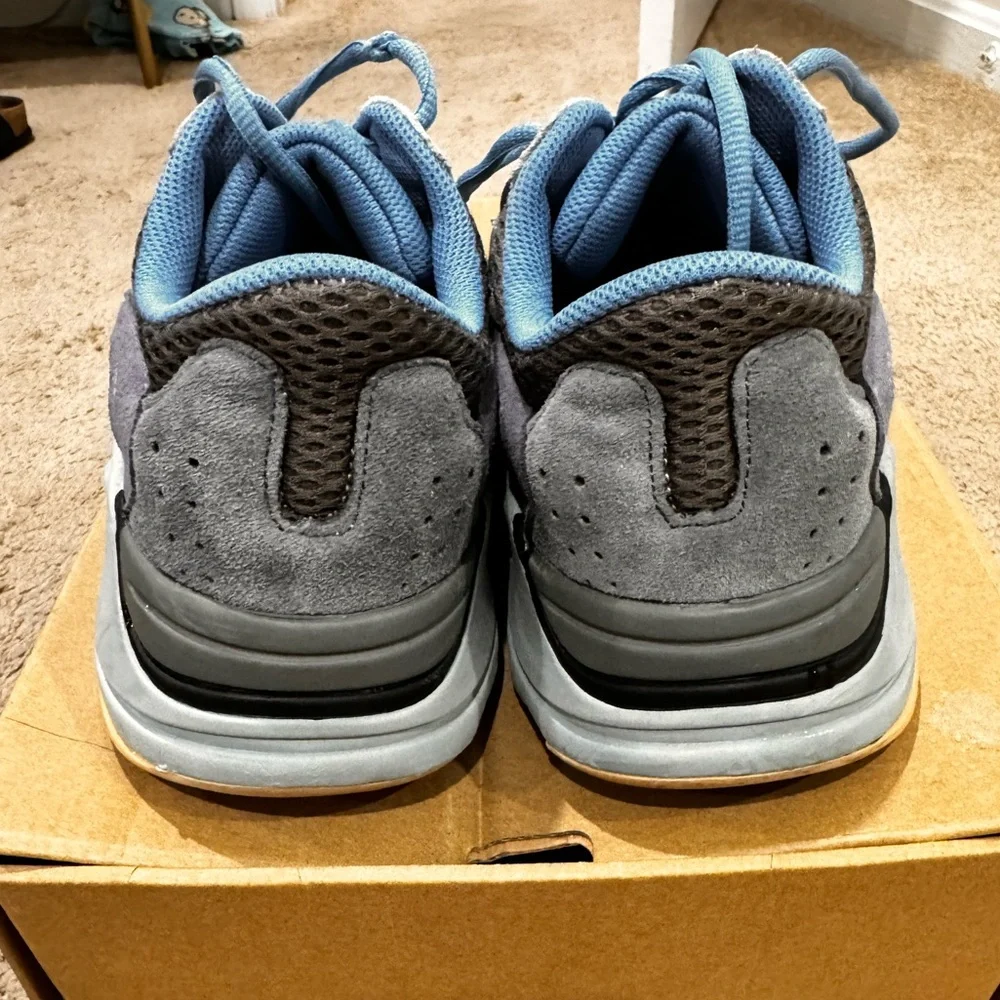 Adidas 700 Boost - Picture 4 of 5